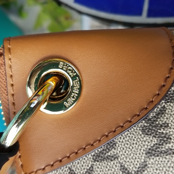 NWT Michael Kors Beige/Brown Signature Coated Canvas and Leather Jet Set Hobo - Picture 3 of 12